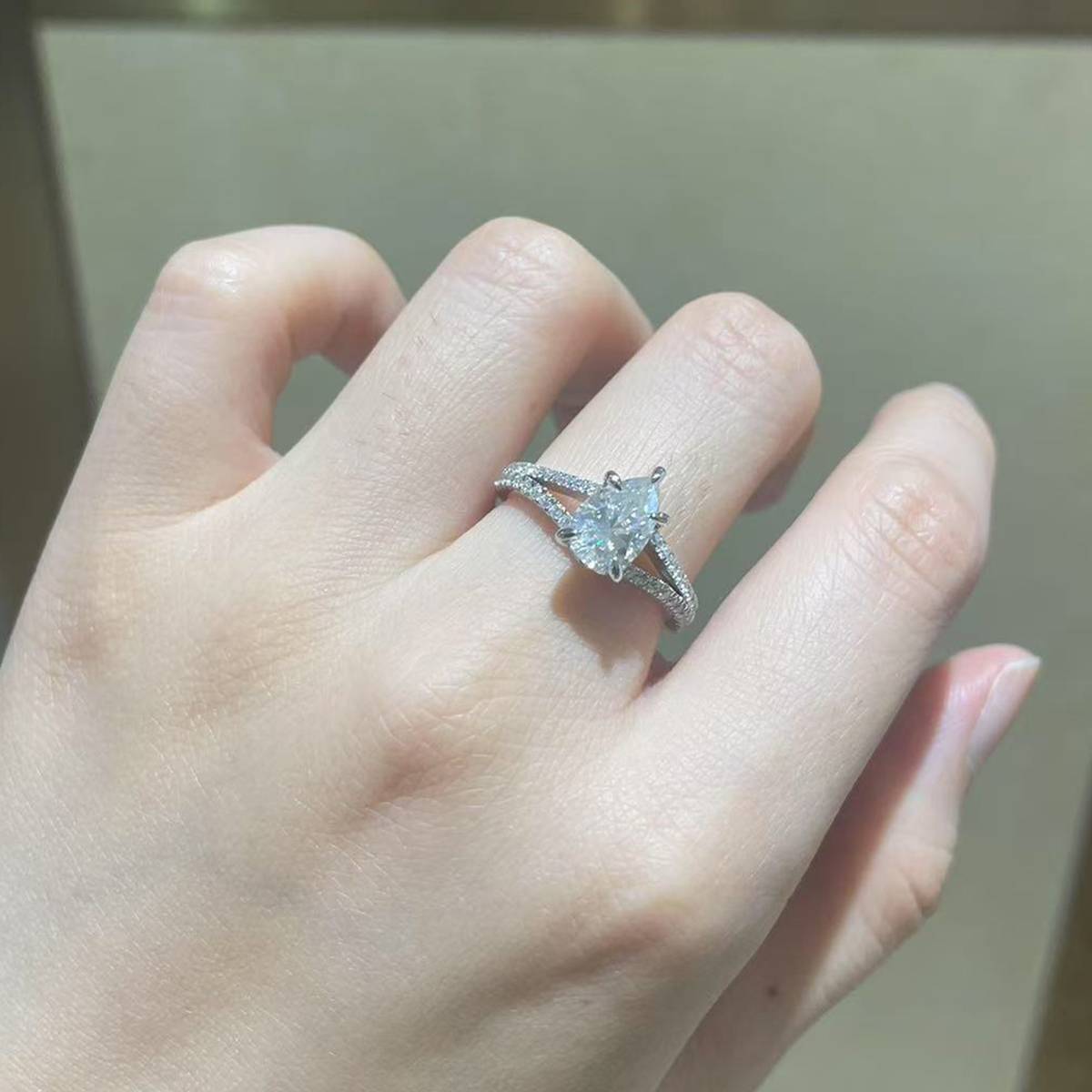 Y臂水滴钻女戒S925银镀白金定制选款主石莫桑钻1.5ct/副石高碳钻